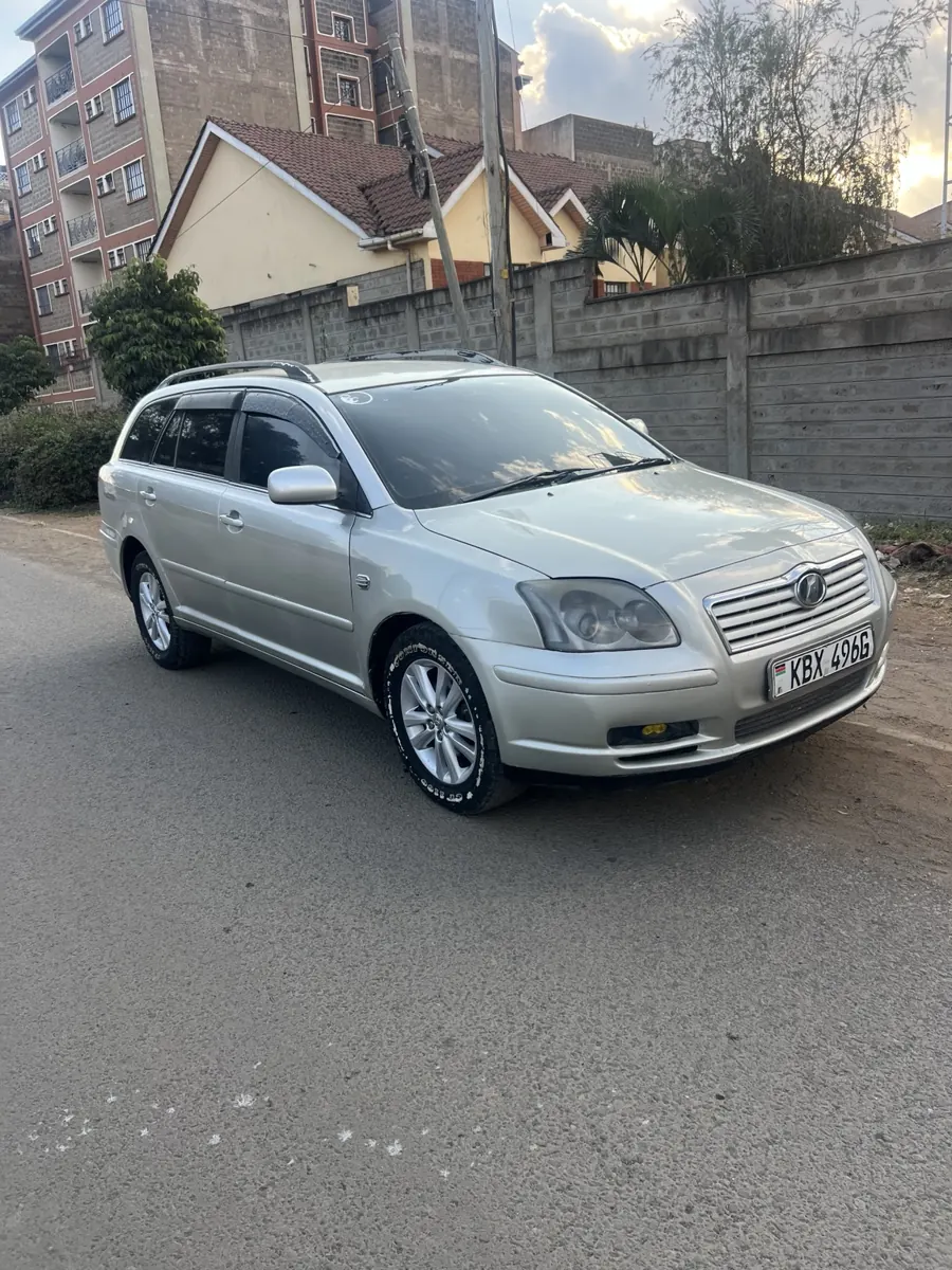 Silver Toyota Avensis: front three-quarter view