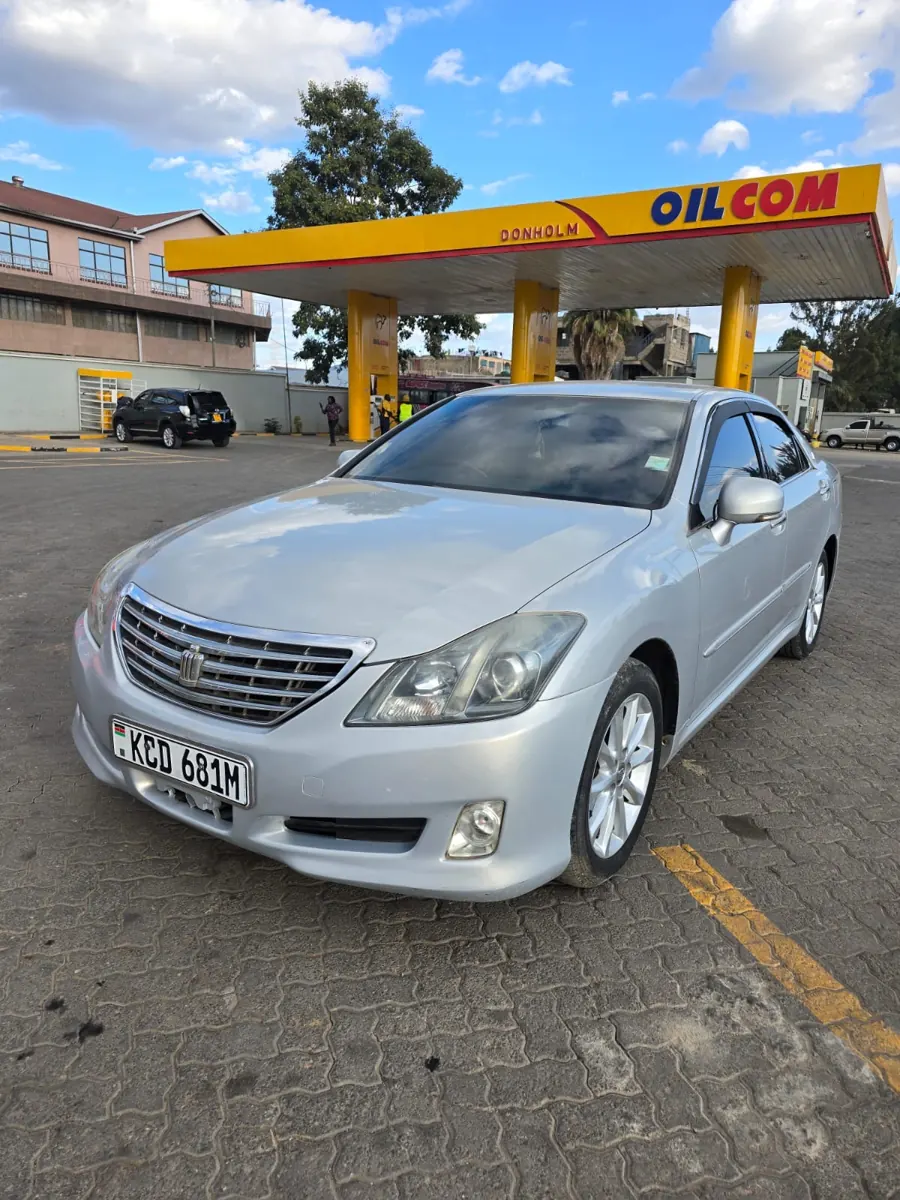 2011 silver Toyota Crown KCD 681M — front three-quarter view