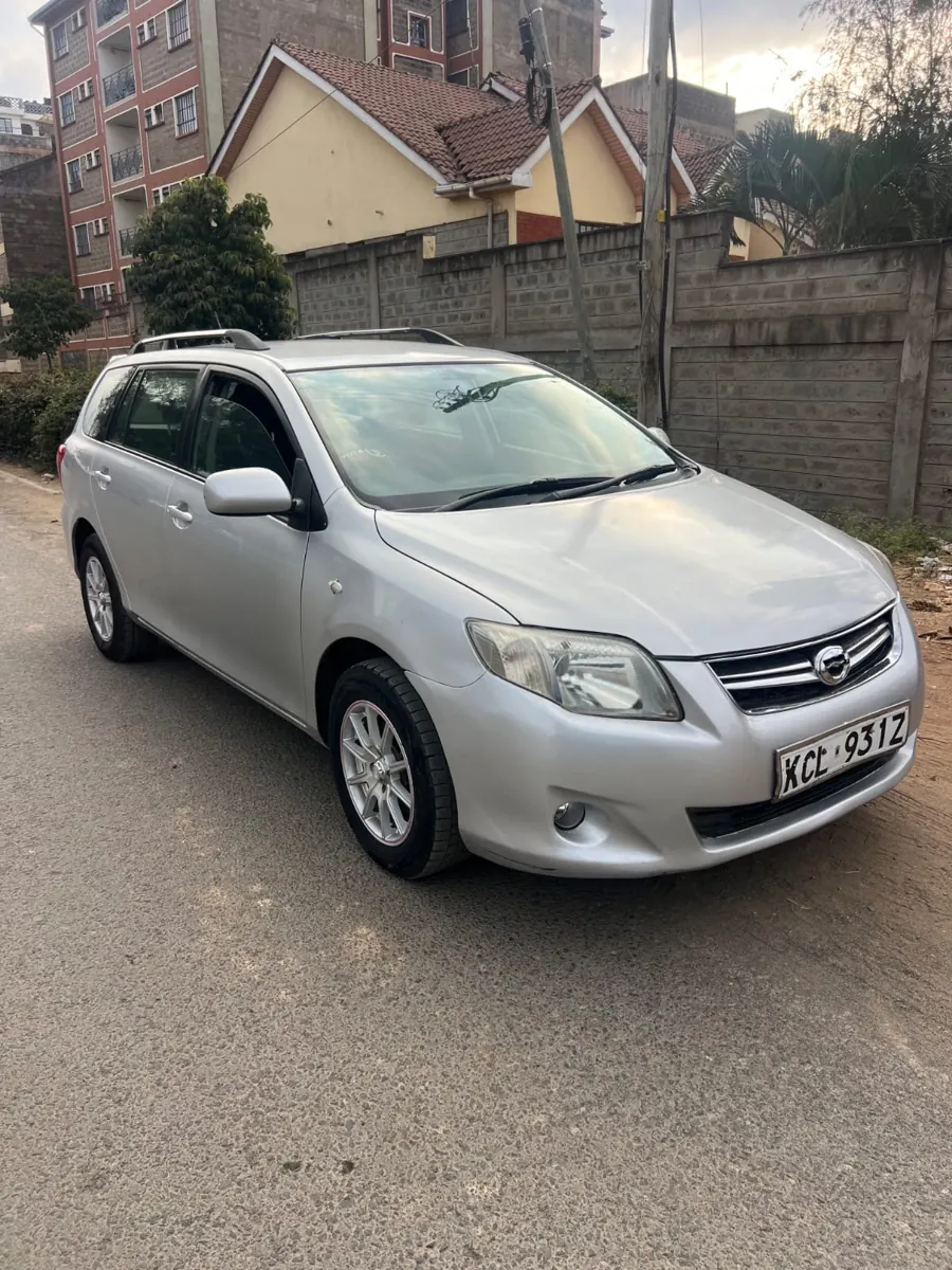 Silver Toyota Fielder KCL 931Z — front three-quarter view