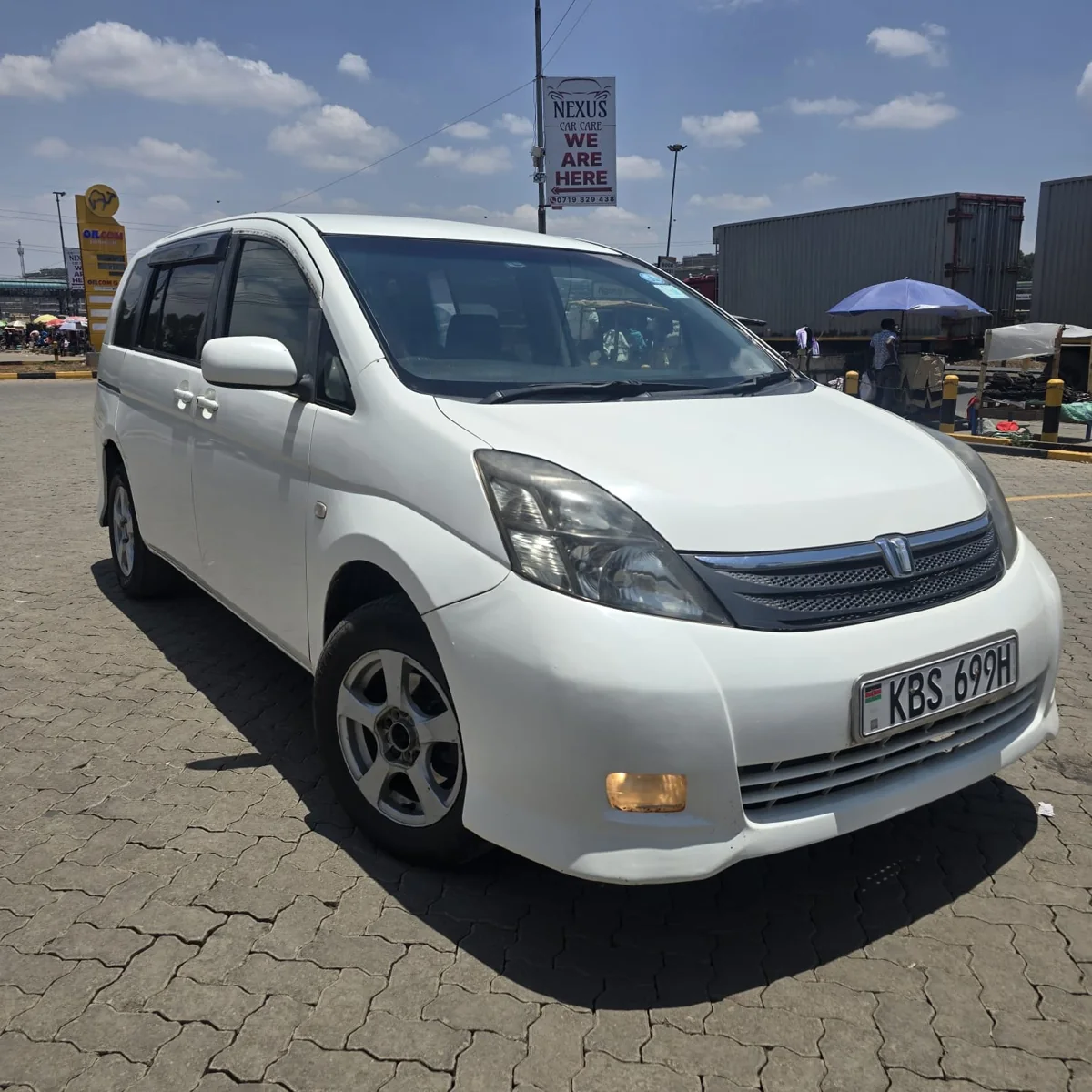 Toyota Isis — Front three-quarter view