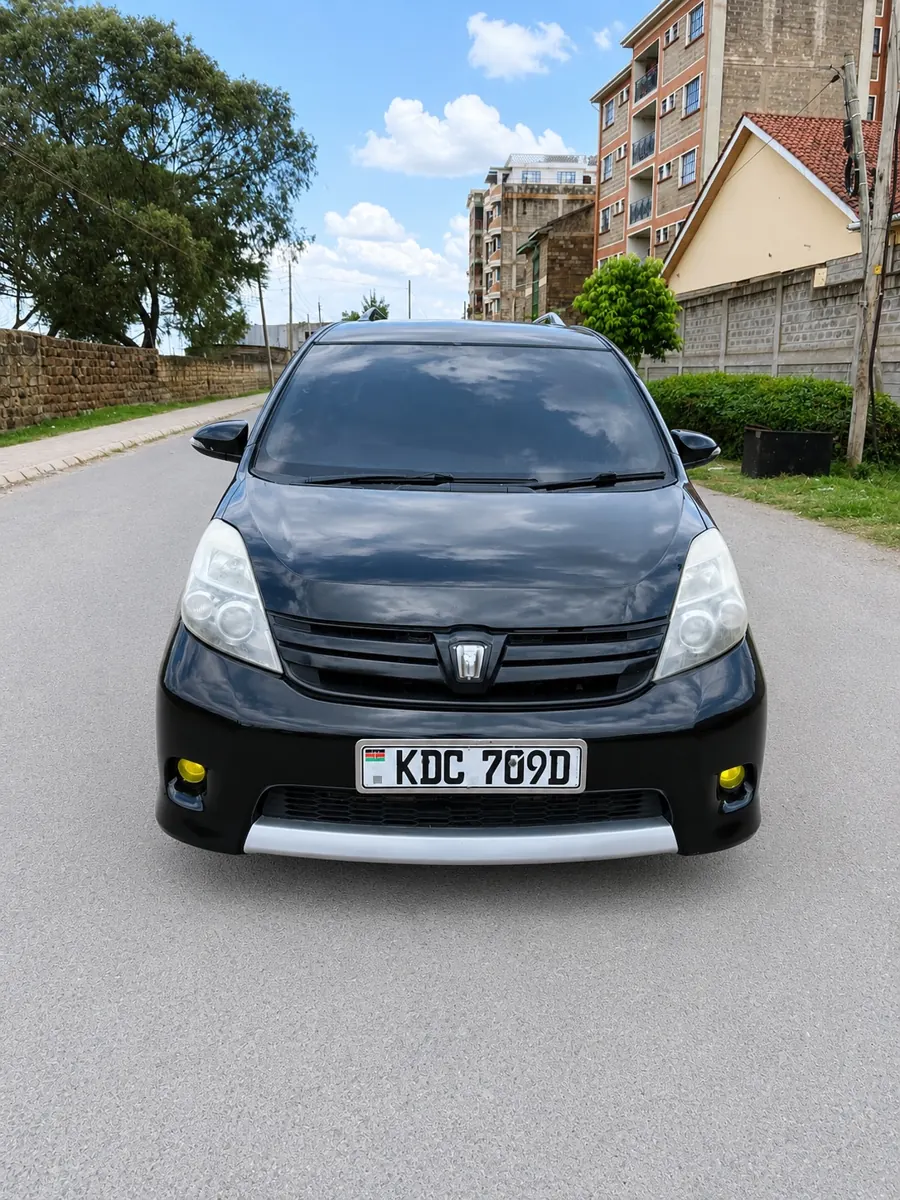 Black Toyota Isis KDC 709D: front view