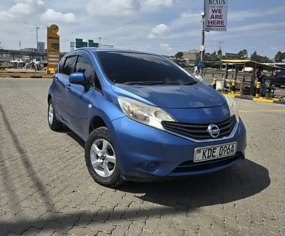 2015 blue Nissan Note: front three-quarter view