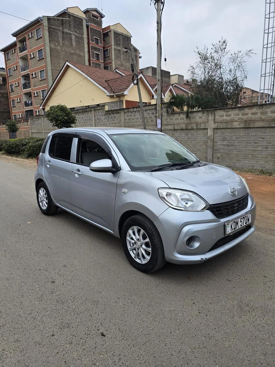 2016 Toyota Passo — Front three-quarter view