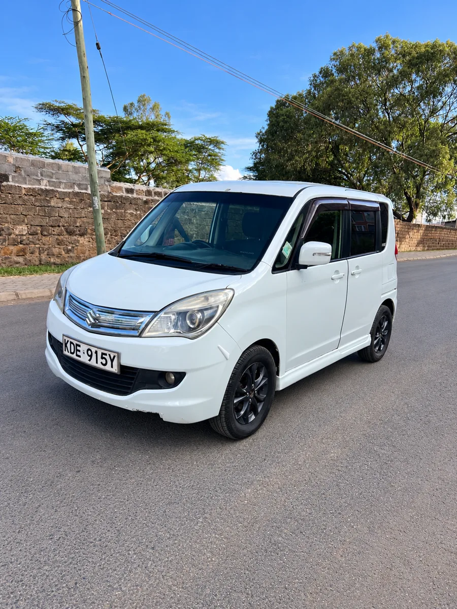 White 2015 Suzuki Solio KDE 915Y: front three-quarter view