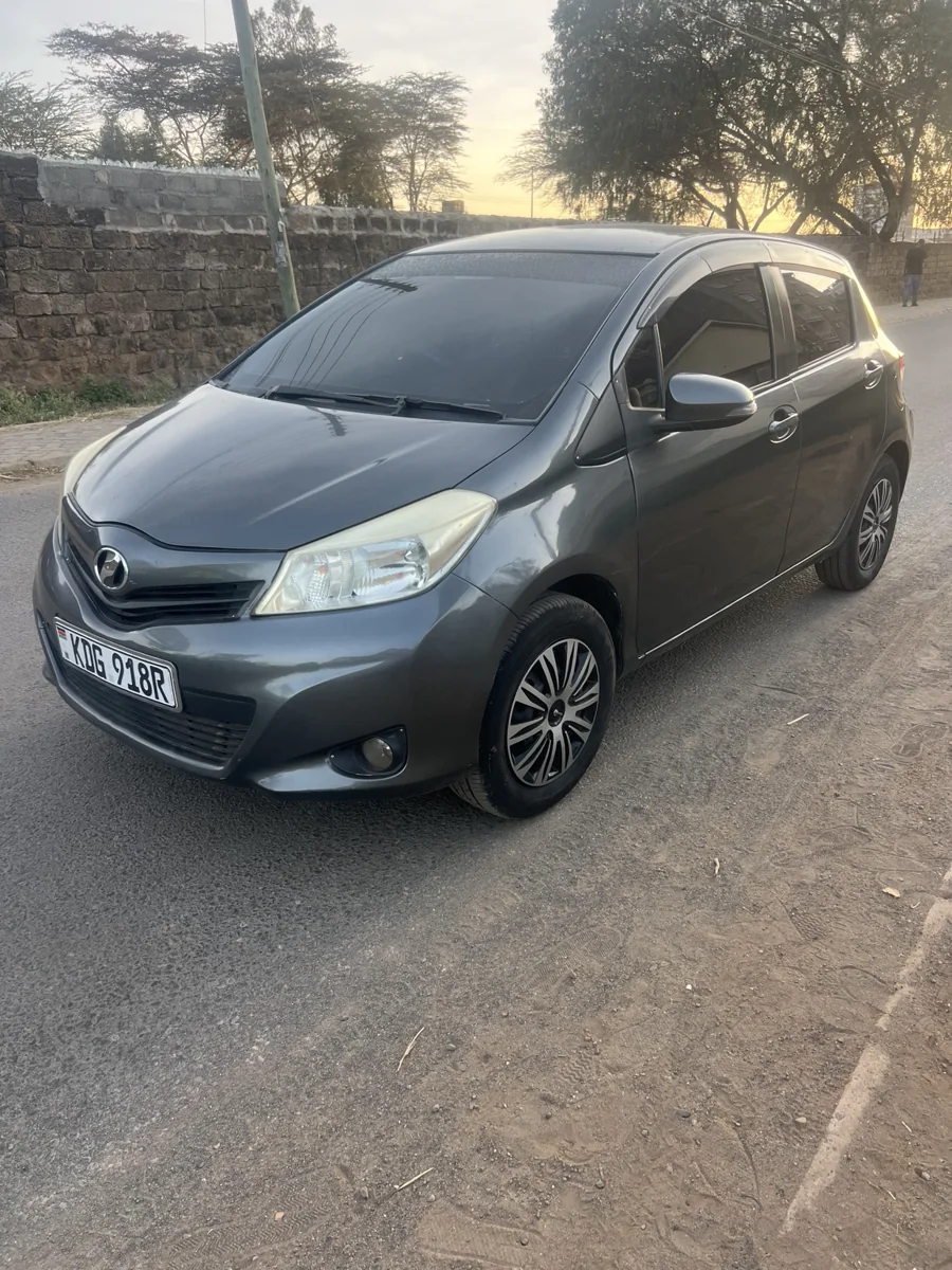 Toyota Vitz — Front three-quarter view