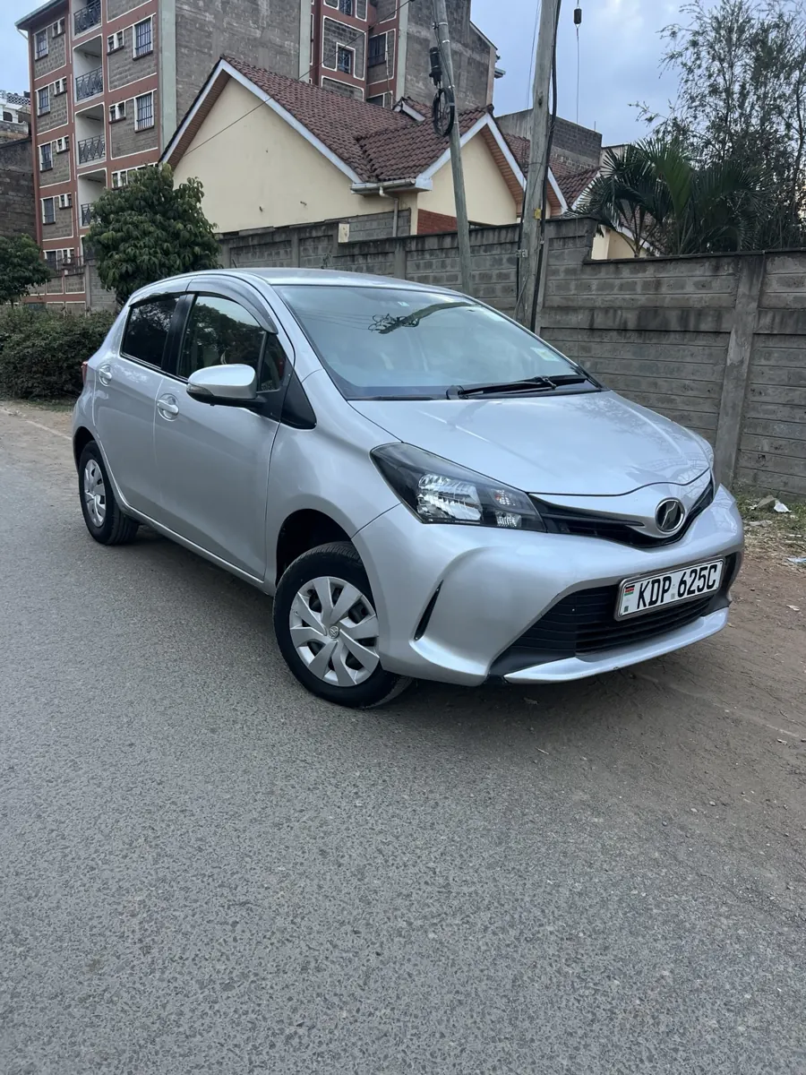 Silver Toyota Vitz 1000cc: front three-quarter view