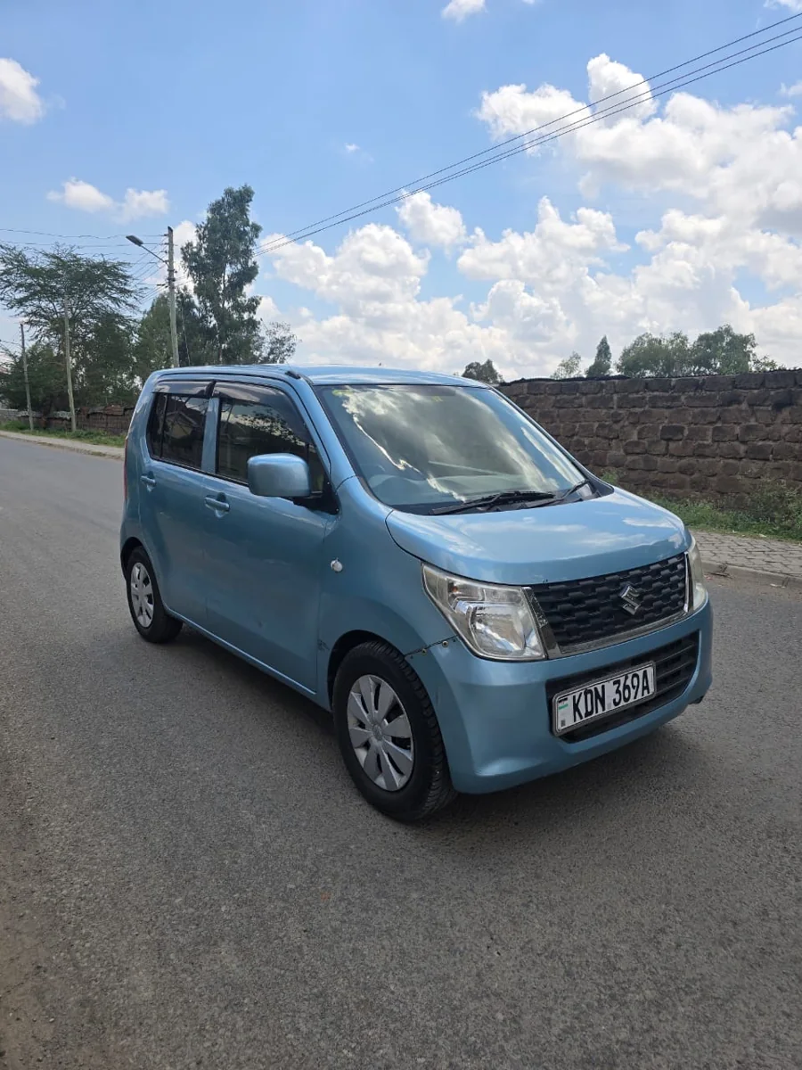 Suzuki Wagon R — Front three-quarter view
