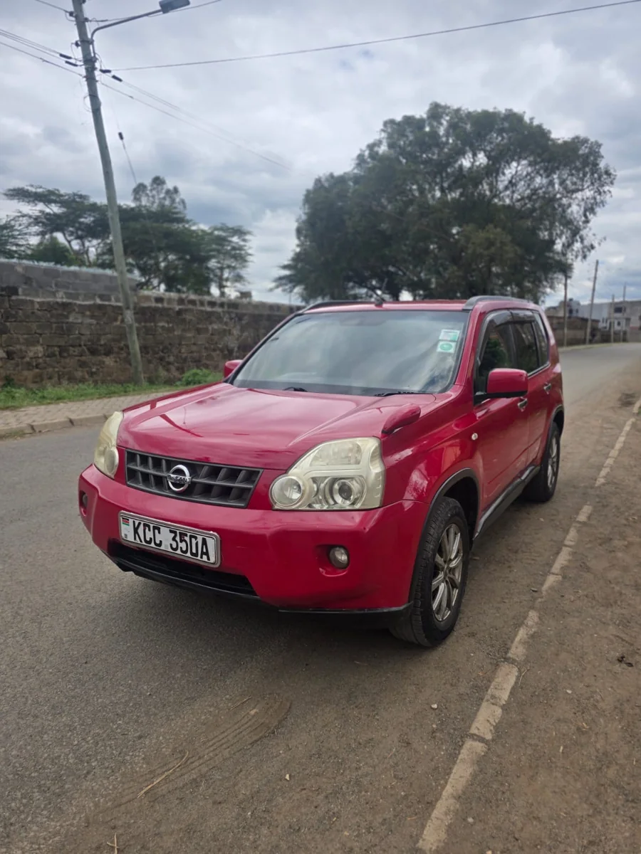 Nissan X-Trail — Front three-quarter view