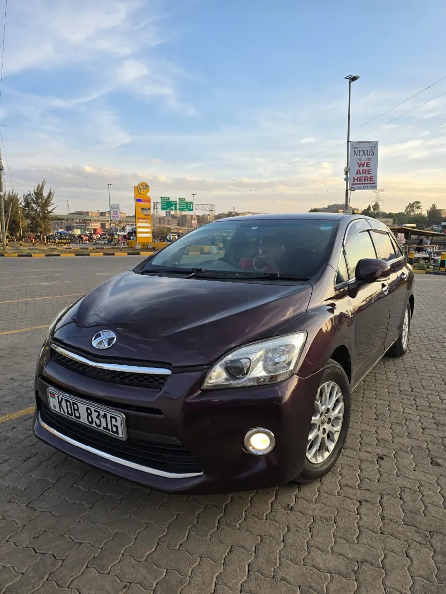 Toyota Mark X ZiO: front three-quarter view